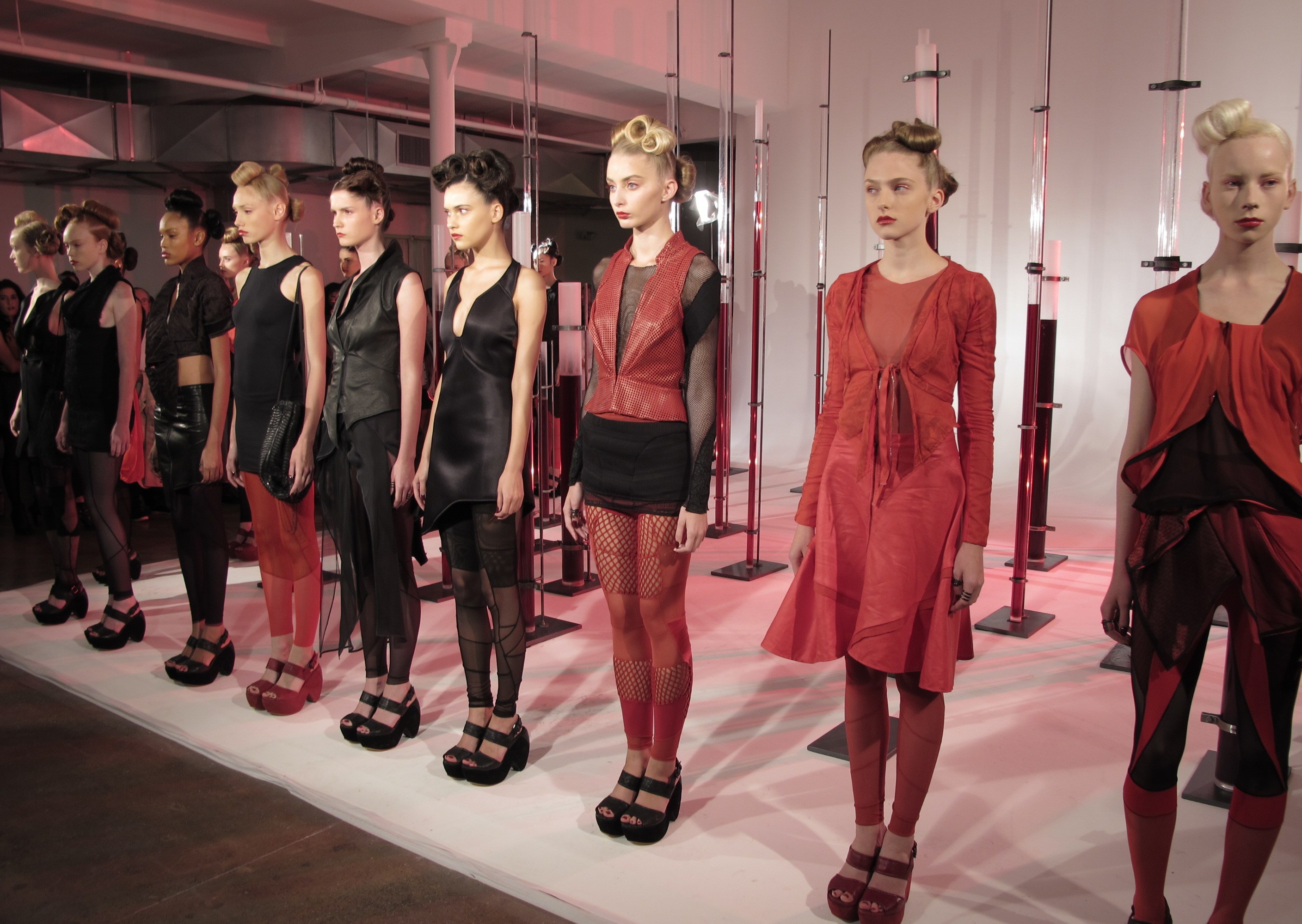 LFW Beauty: Top Knots and Fierce Lips Spotted Dans La Vie