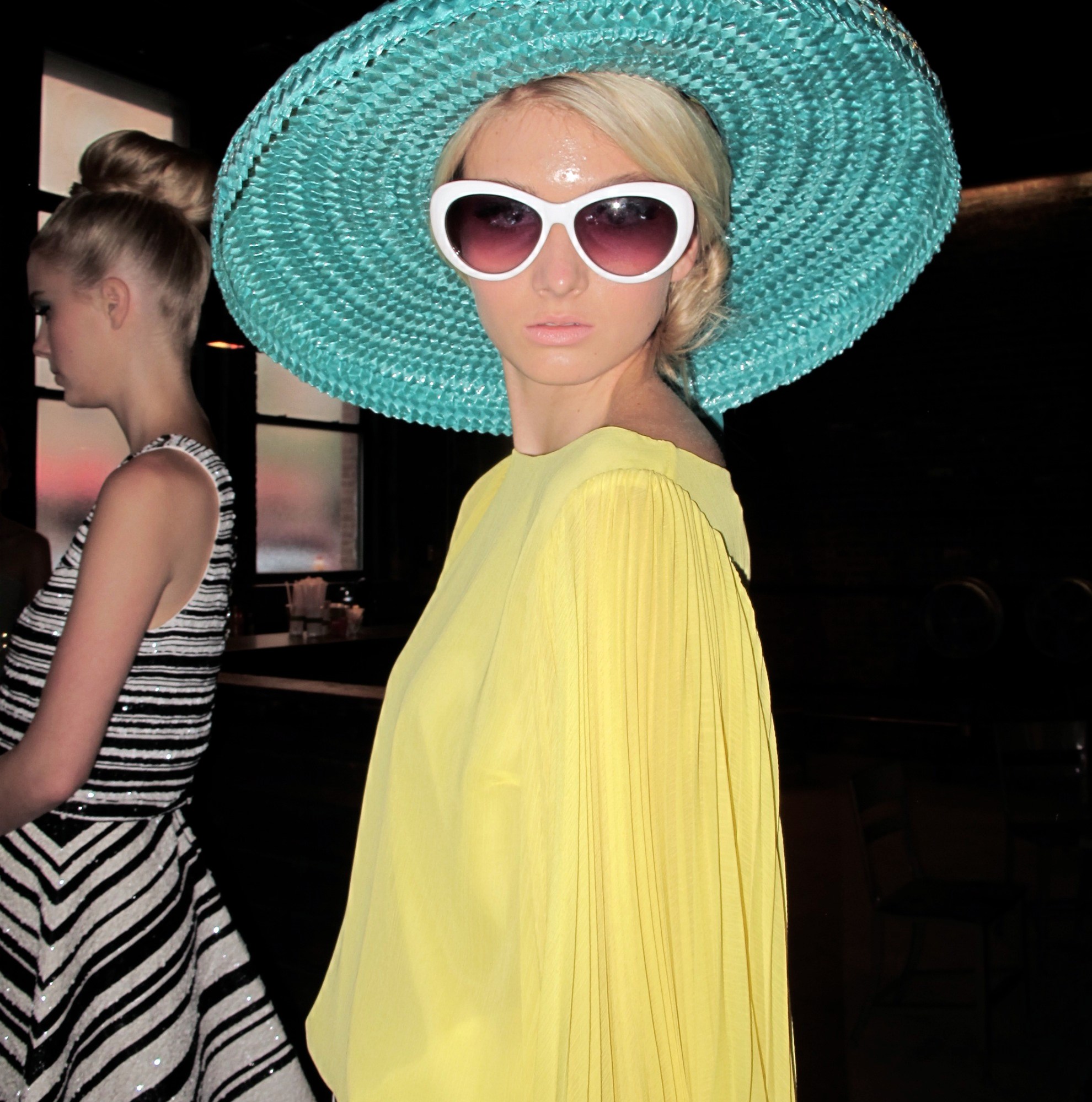 LFW Beauty: Top Knots and Fierce Lips Spotted Dans La Vie