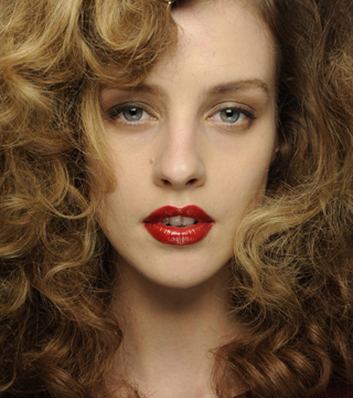 Get The Look: Emilia Clarke's Silver-Gray Smoky Eye