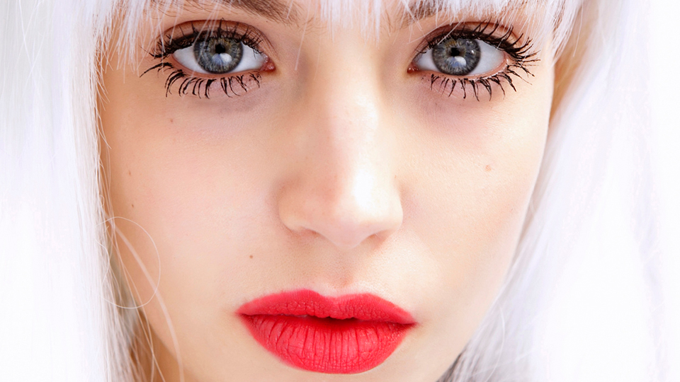 You Need to See This Holographic Hair Trend