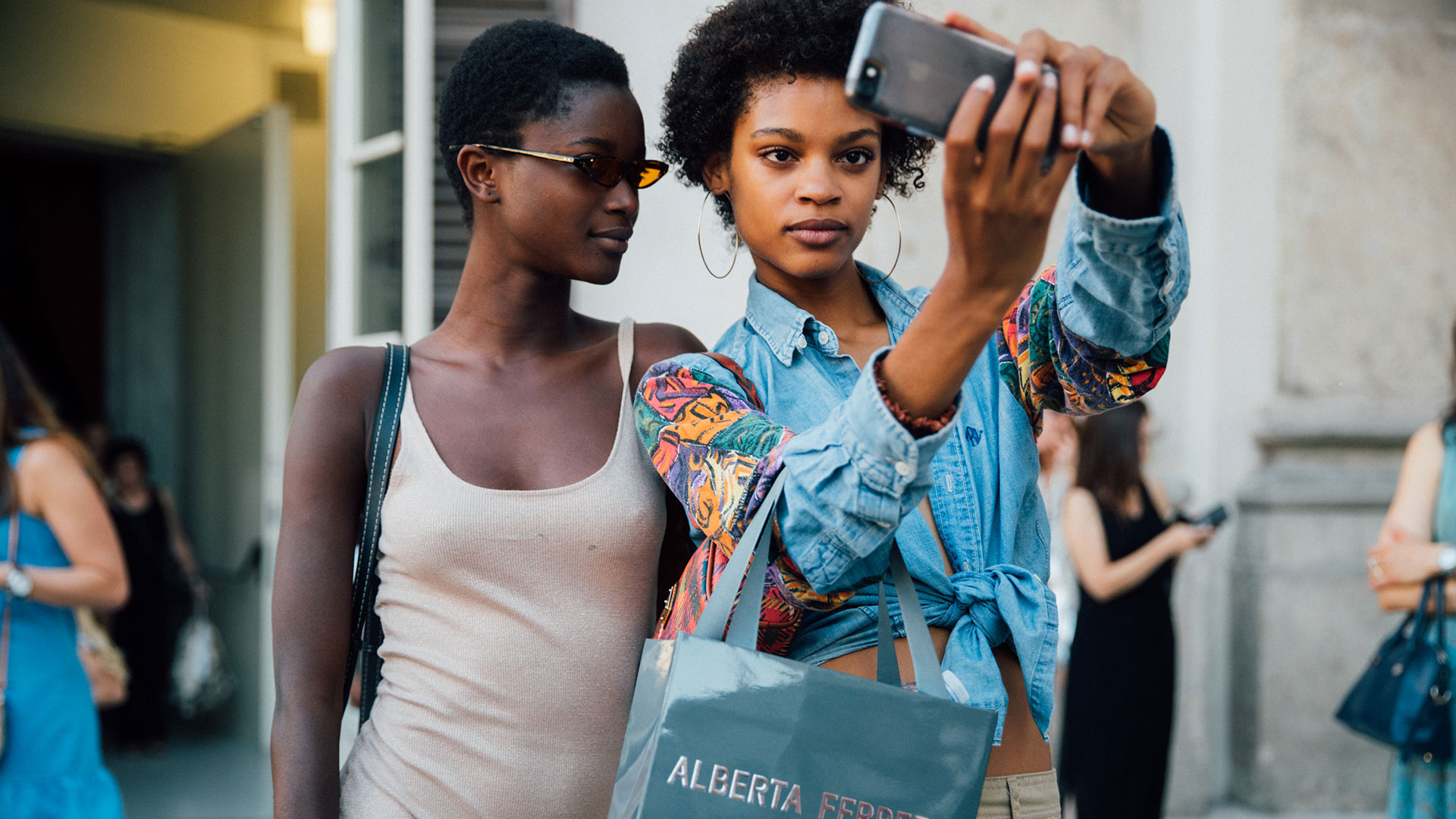 How to Be Photogenic: Tips to Look Great in Photos