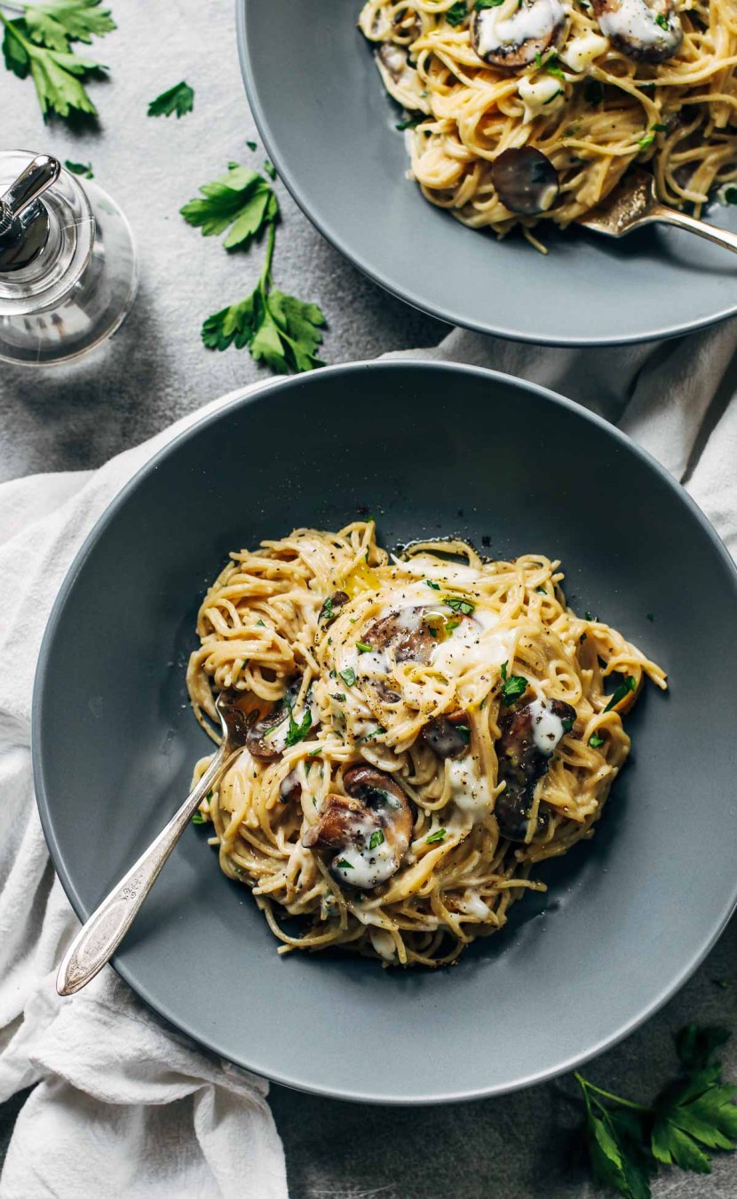 STYLECASTER | comfort food recipes | Creamy Garlic Herb Mushroom Spaghetti