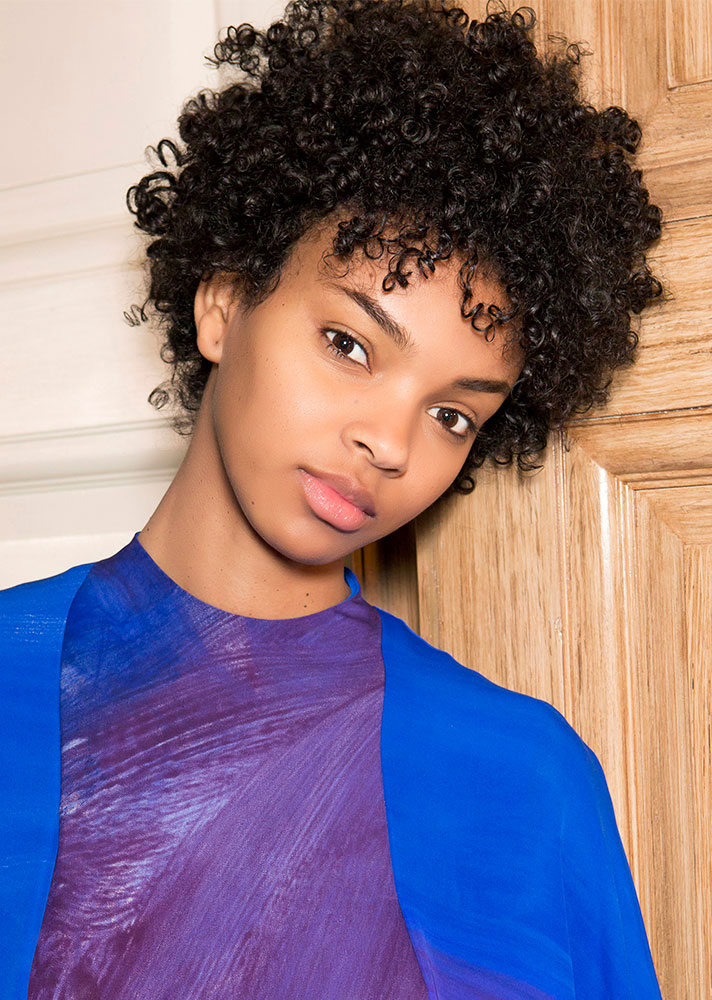 Model-Oily Hair Tips.