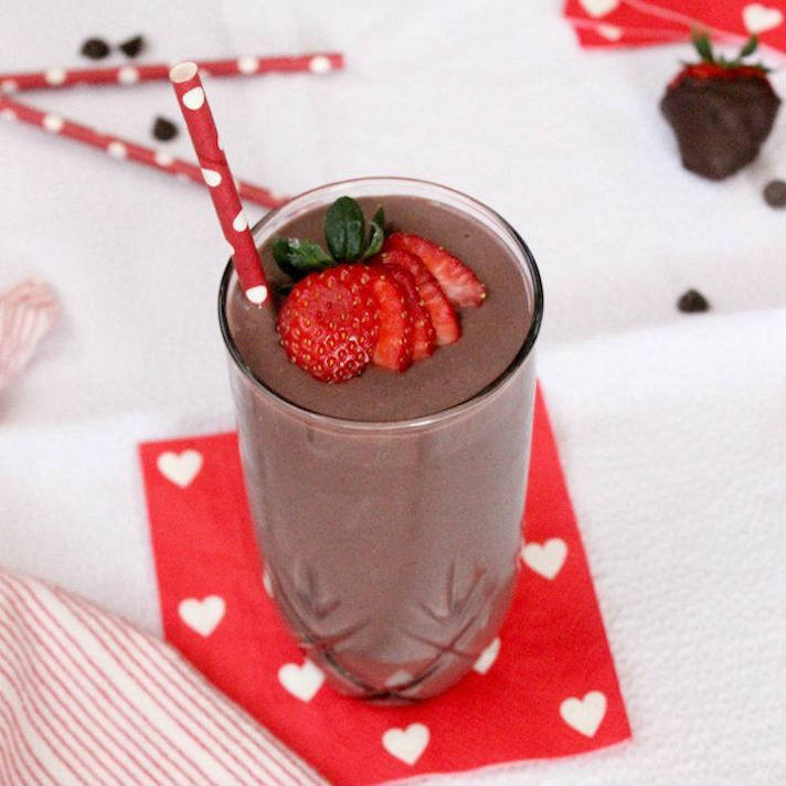 STYLECASTER | 17 High-Protein Smoothies with 5 Ingredients or Less | Dark Chocolate Strawberry Smoothie