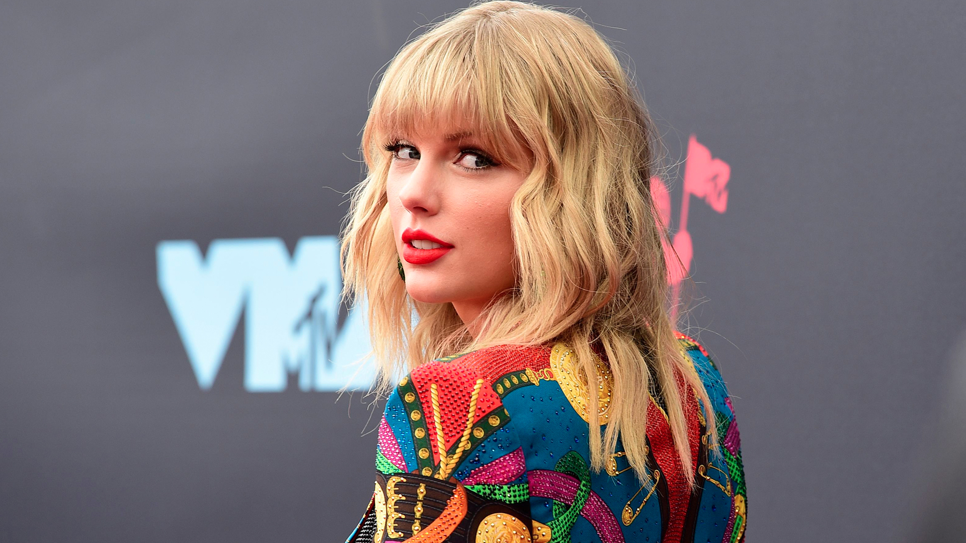 STYLECASTER | Hi, Taylor Swift's VMAS Outfit Has Her Looking Like a Hot Casino