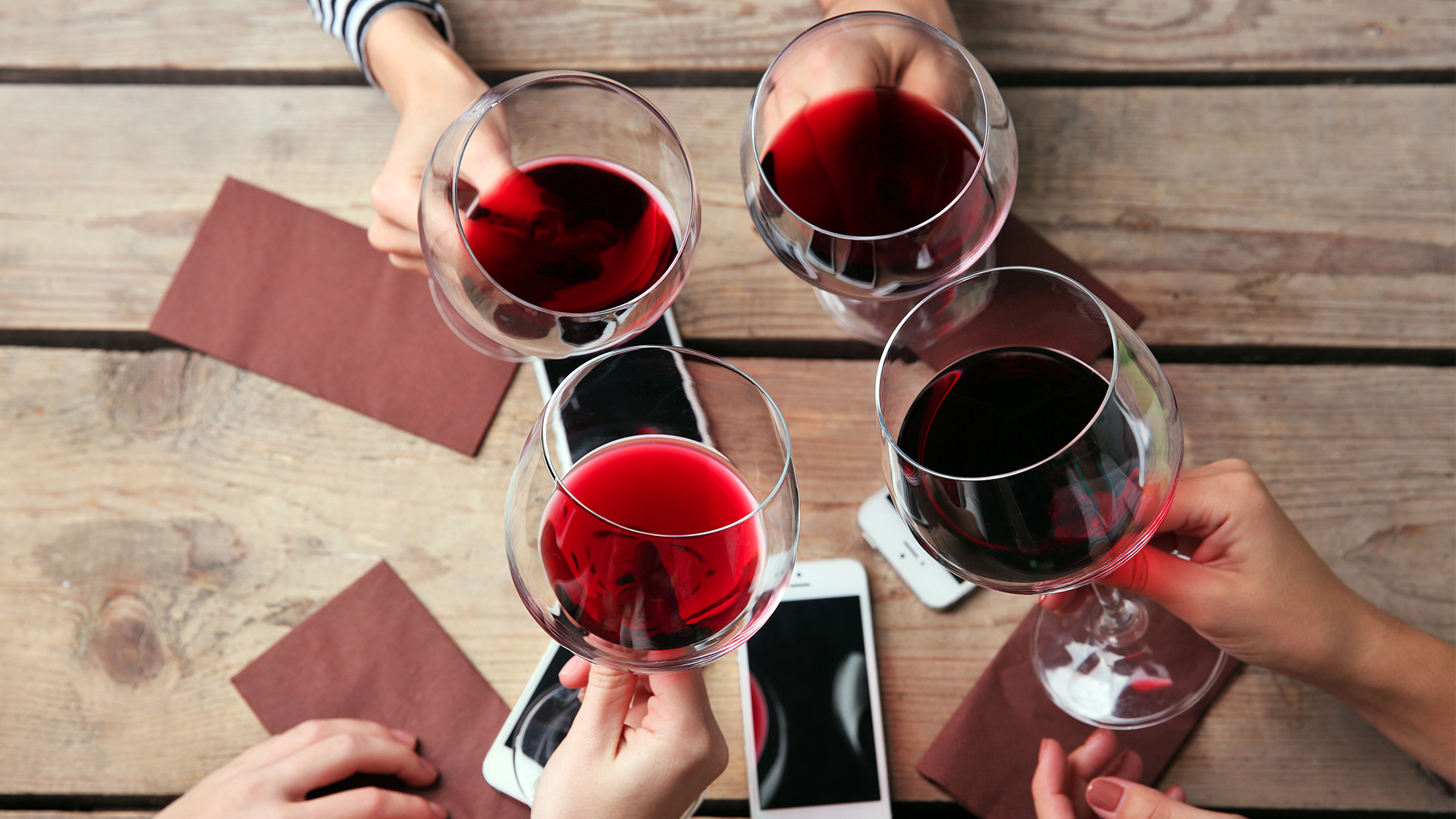 STYLECASTER | 6 Easy Drinking Games to Get Your Booze on With Your Pals