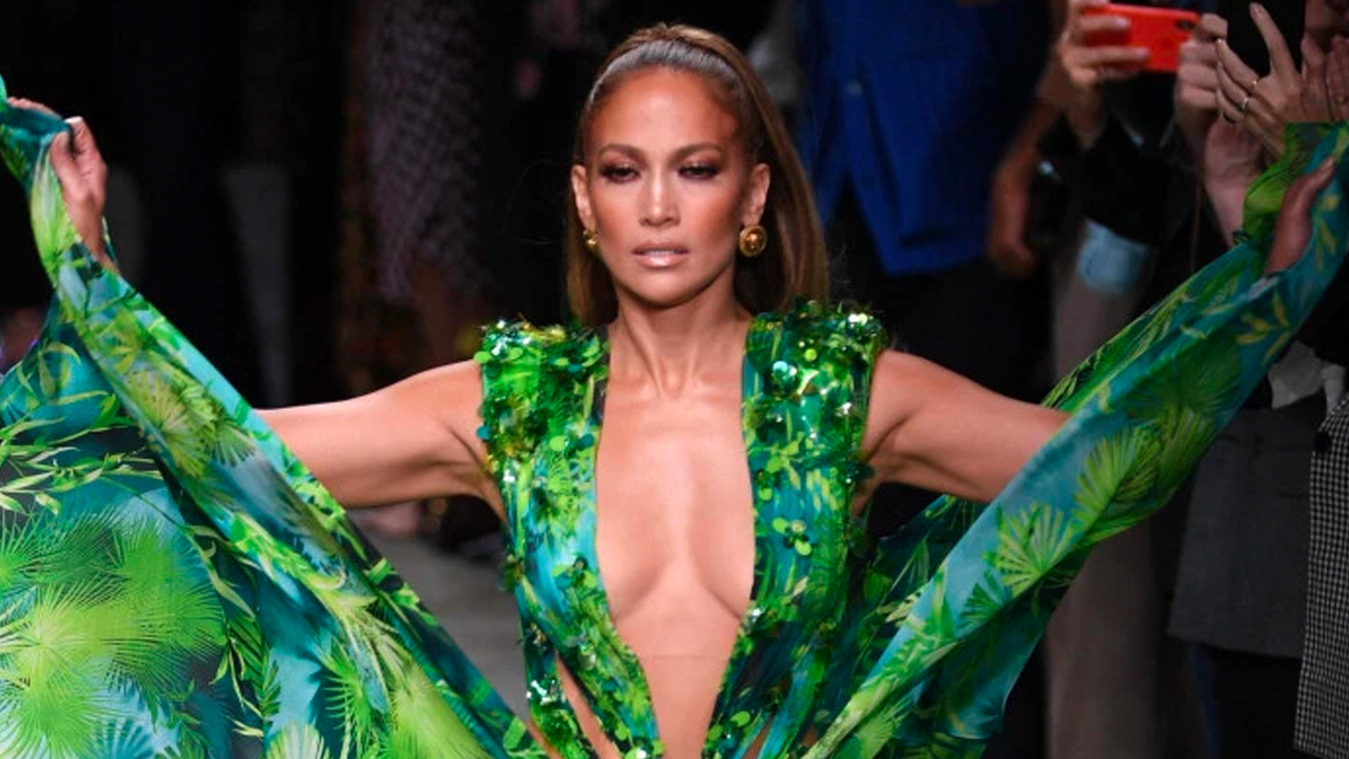 STYLECASTER | J.Lo Just Walked the Versace Show in Her Iconic Grammys Dress & Twitter is Losing It