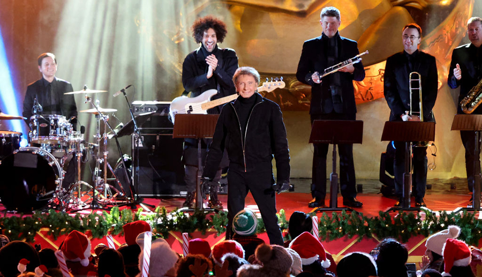 NEW YORK, NEW YORK - NOVEMBER 29: Barry Manilow performs during the 2023 Rockefeller Center Christmas Tree Lighting Ceremony at Rockefeller Center on November 29, 2023 in New York City. (Photo by Arturo Holmes/Getty Images)