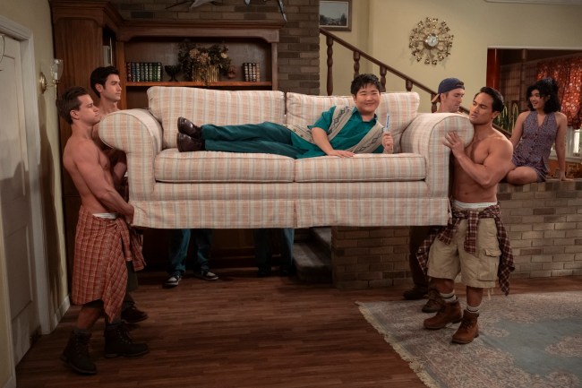 Reyn Doi as Ozzie, Sam Morelos as Nikki in episode 203 of That '90s Show.