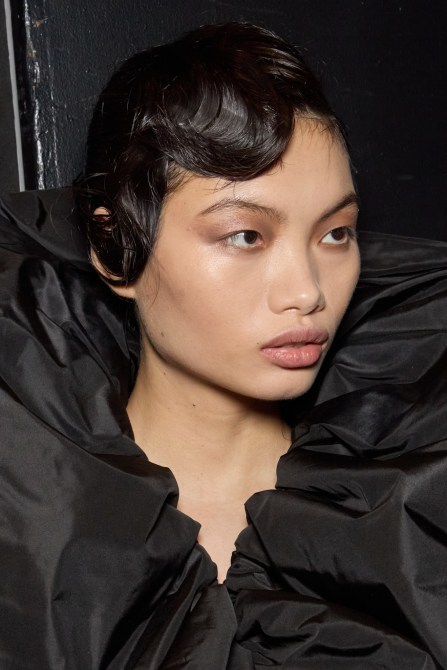 A model with untouched natural brows.