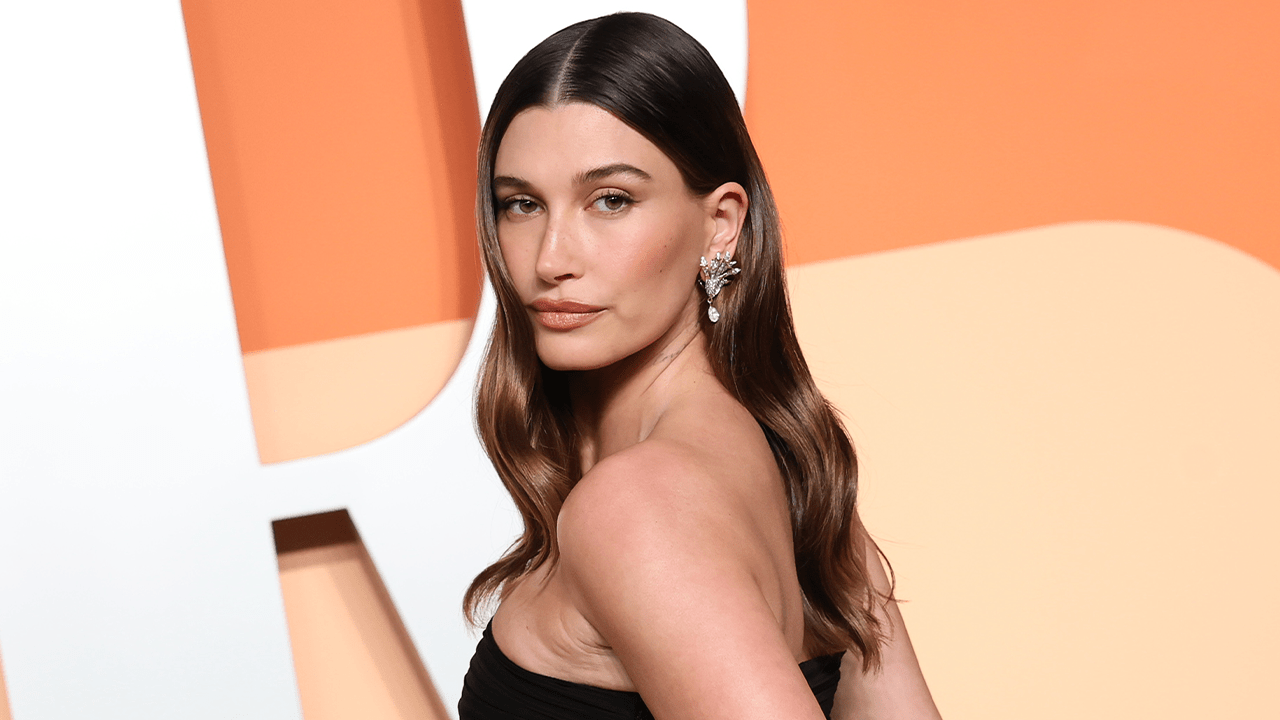 Hailey Bieber at the 2025 Vanity Fair Oscar Party Hosted By Radhika Jones held at Wallis Annenberg Center for the Performing Arts on March 02, 2025 in Beverly Hills, California.