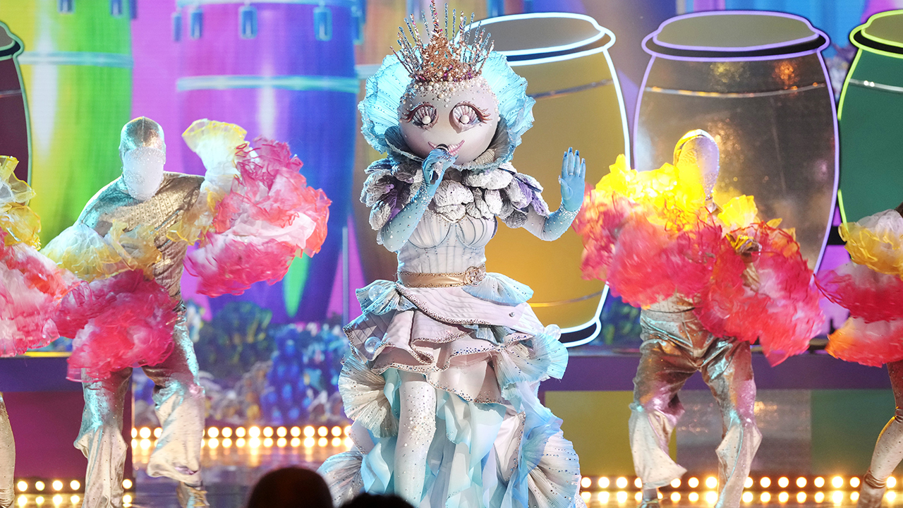 THE MASKED SINGER: Pearl in the THE MASKED SINGER episode “Merging of the Masks” airing Wednesday, April 16 (8:00-9:02 PM ET/PT) on FOX. CR: Michael Becker. ©2025 FOX Media LLC.